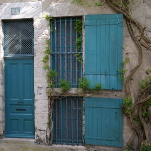 Porte bleue, grilles et volets - France  - collection de photos clin d'oeil, catégorie portes